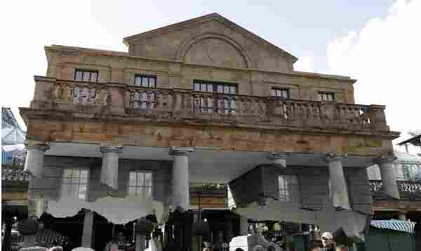 Havada duran bina görenleri şaşırtıyor